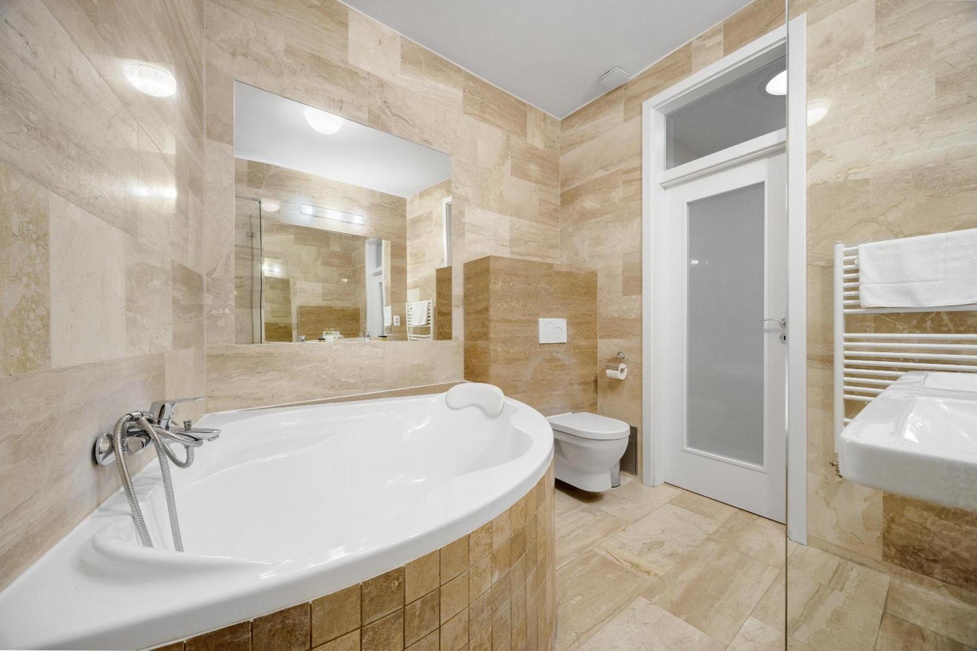 Hotel Reverie - Dependance, Check-In At Metropolitan Star Братислава Экстерьер фото