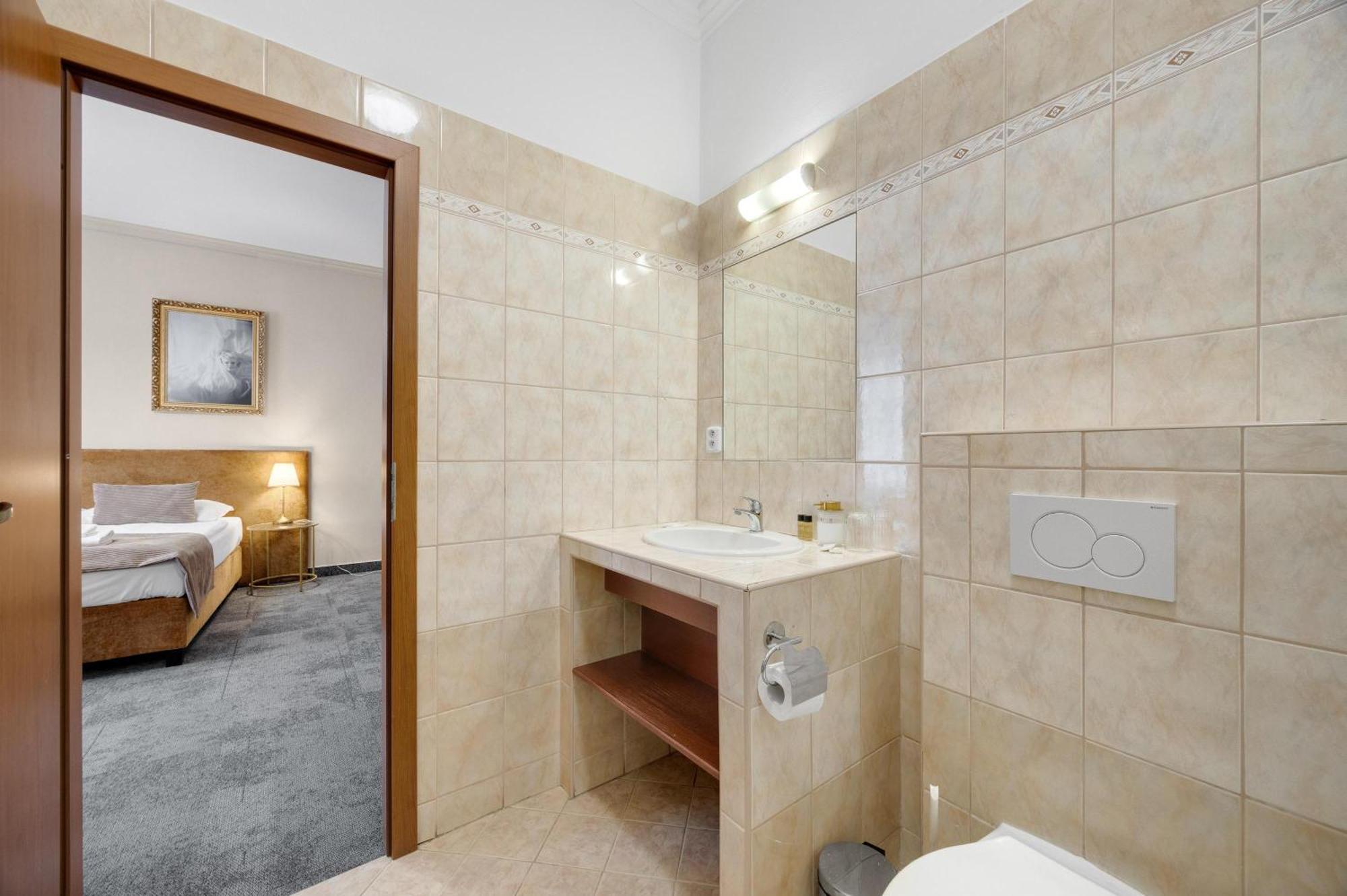 Hotel Reverie - Dependance, Check-In At Metropolitan Star Братислава Экстерьер фото