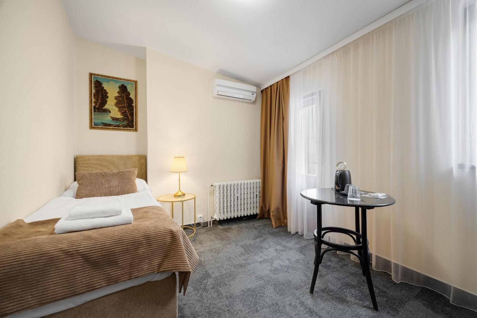 Hotel Reverie - Dependance, Check-In At Metropolitan Star Братислава Экстерьер фото