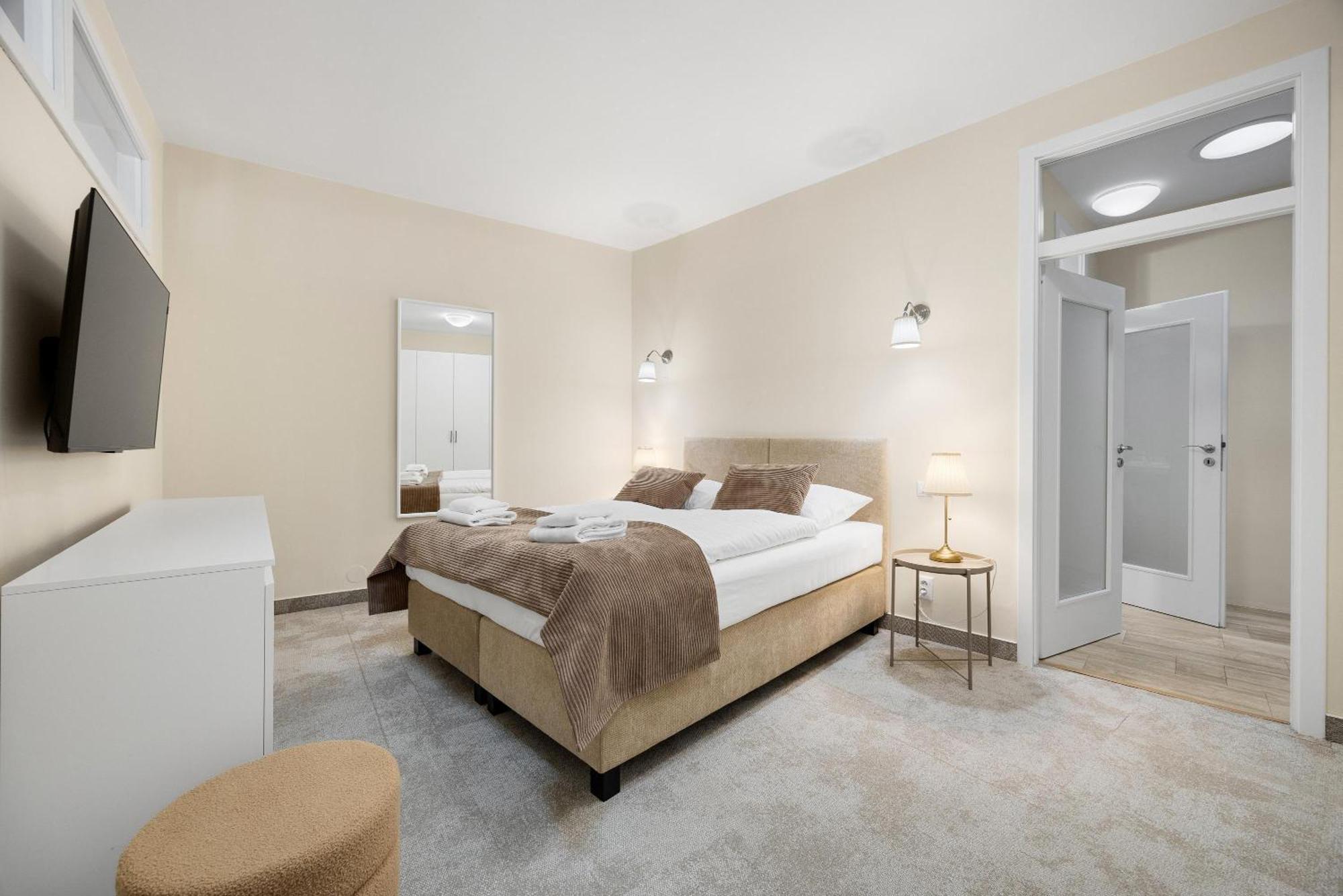 Hotel Reverie - Dependance, Check-In At Metropolitan Star Братислава Экстерьер фото